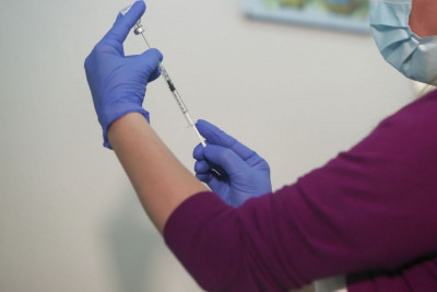 Ξεκινούν οι εμβολιασμοί των υγειονομικών στις ιδιωτικές κλινικές: Ραντεβού μέσω της πλατφόρμας και για τους ιδιώτες γιατρούς