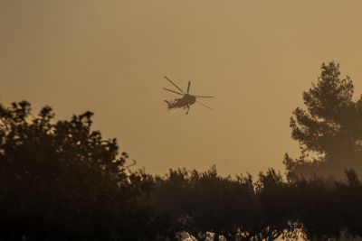 Φωτιά στα Μέγαρα: Αναγκαστική προσγείωση για ελικόπτερο Erickson