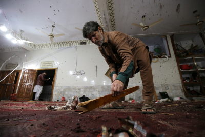 Πακιστάν: Μακελειό με 56 νεκρούς από επίθεση αυτοκτονίας σε σιιτικό τέμενος της Πεσαβάρ