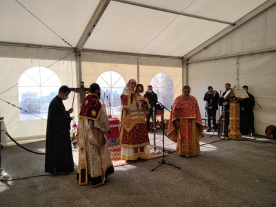 Σεισμός στην Ελασσόνα: Θεία Λειτουργία μέσα σε σκηνές (vid)