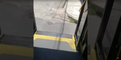 Αττική: Λεωφορείο κάνει δρομολόγιο με ανοικτή πόρτα λόγω... βλάβης (βίντεο)