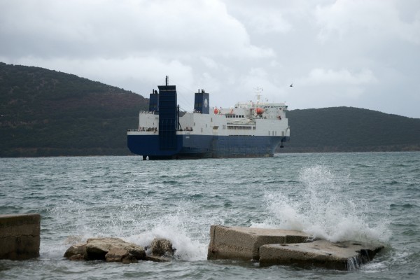 Ισχυροί άνεμοι παρέσυραν πλοίο στην Ελευσίνα