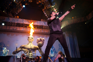 Ο ντράμερ των Iron Maiden στέλνει μήνυμα στους Έλληνες fans λίγο πριν τη μεγάλη συναυλία (βίντεο)