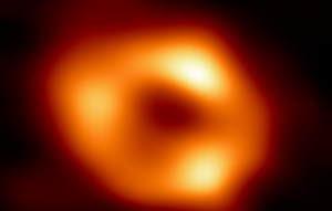 Ιστορική μέρα για την αστρονομία, φωτογραφήθηκε η μαύρη τρύπα στο κέντρο του γαλαξία μας