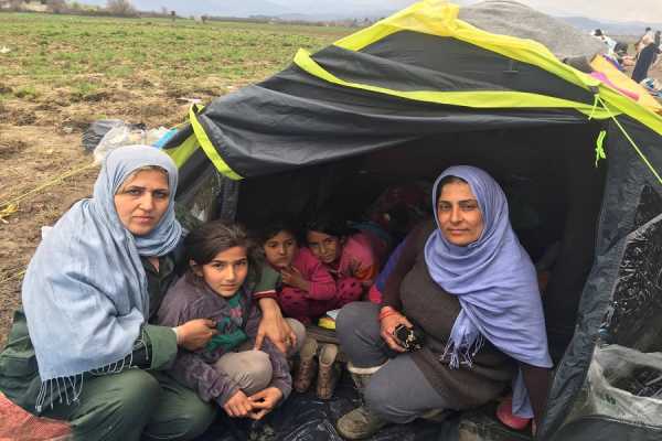 Προκαλεί η Hurriyet: Αντί για... βόλτες στα Ίμια, στείλτε πρόσφυγες στην Ελλάδα