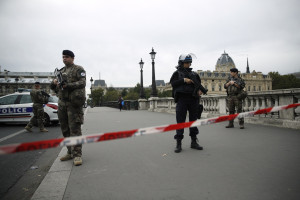 Επίθεση στο Παρίσι: Τέσσερις νεκροί αστυνομικοί - Ο δράστης είχε ασπαστεί το Ισλάμ