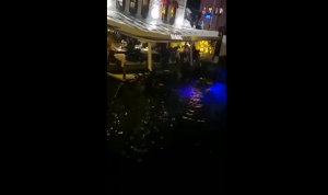 Κωνσταντινούπολη: Κατέρρευσε τμήμα εστιατορίου στην περιοχή Μπεμπέκ, άνθρωποι βρέθηκαν στη θάλασσα - Δείτε το βίντεο