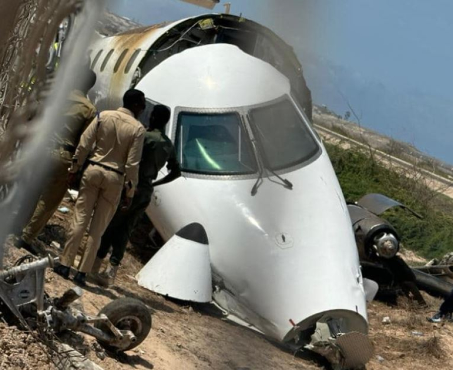 «Καρέ - καρέ» η συντριβή αεροσκάφους στη Σομαλία, νοσηλεύονται τραυματίες