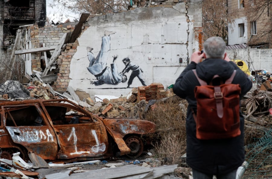 Mε γκραφίτι στο Κίεβο ο Banksy βγάζει «νοκ αούτ» τον Πούτιν