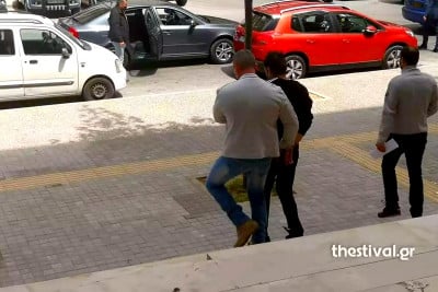 Θεσσαλονίκη: Πήρε προθεσμία ο 47χρονος που κατηγορείται πως βίαζε την ανήλικη θετή κόρη του (βίντεο)