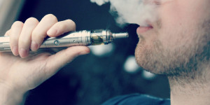 Ηλεκτρονικό τσιγάρο: Νέα βλάβη στον πνεύμονα εντόπισε έρευνα στον Καναδά