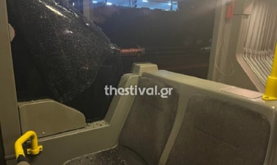 Εφιαλτικές στιγμές για επιβάτες λεωφορείου: Άντρας μπήκε με μαχαίρι να ληστέψει, έσπασε το παράθυρο και εξαφανίστηκε (βίντεο)