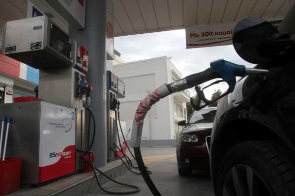 Ακριβαίνουν οι τιμές της βενζίνης παρά την πτώση του πετρελαίου