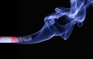 Το παθητικό κάπνισμα σκοτώνει 60.000 παιδιά ετησίως: Τι συμβαίνει όταν «καίει» το τσιγάρο στο τασάκι
