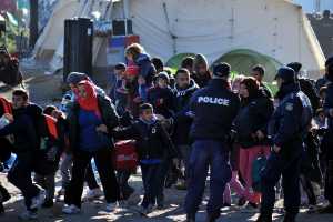 Η αστυνομία διανέμει φυλλάδιο στους πρόσφυγες της Ειδομένης