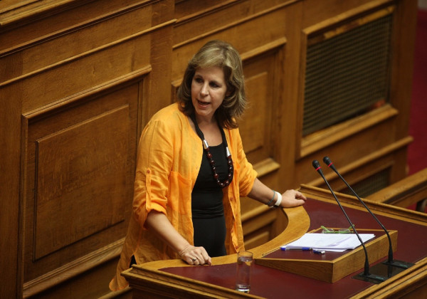 Βουλή: Γλίστρησε η Χριστοφιλοπούλου την ώρα που πήγαινε να ανέβει στο βήμα (video)