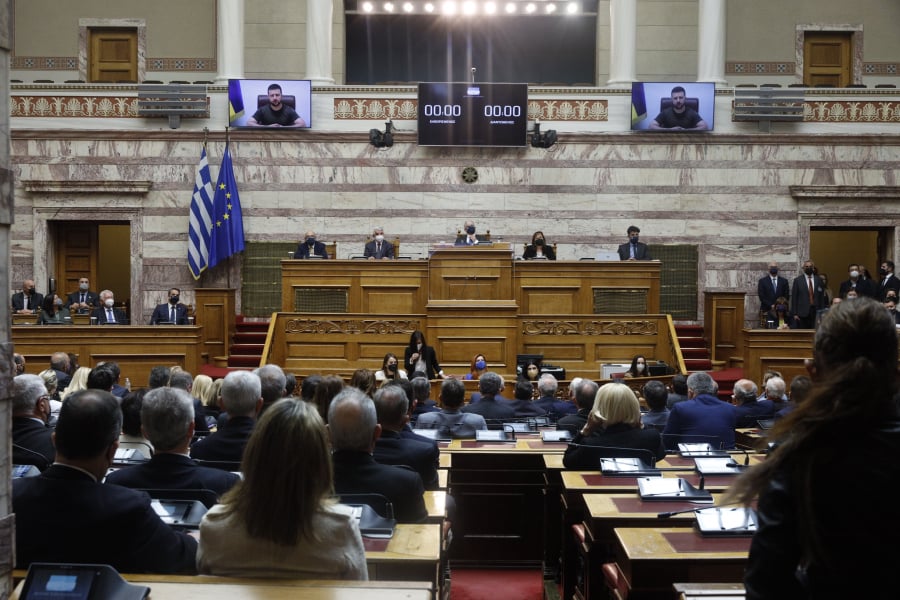 Στην ελληνική Βουλή μιλά ο Ζελένσκι: «Ελευθερία ή θάνατος έλεγαν οι επαναστάτες σας, το ίδιο λέμε κι εμείς σήμερα»