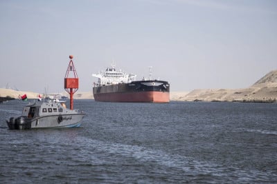 Διώρυγα Σουέζ: Οι ΗΠΑ έτοιμες να βοηθήσουν για να ξεκολλήσει το γιγαντιαίο πλοίο