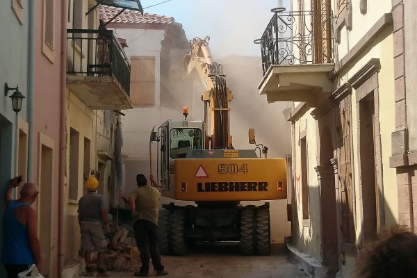 Εργασίες καθαρισμού κατεστραμμένων κτιρίων στη Βρίσα
