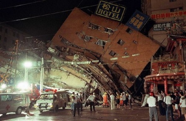 Εικόνες αποκάλυψης στην Ταιβάν από σεισμό 6,4 Ρίχτερ - Κατέρρευσε ξενοδοχείο [pic vid]