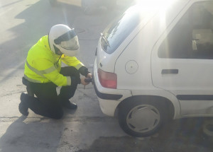 Η Τροχαία σηκώνει αυτοκίνητα και πινακίδες στην Αθήνα για παρκάρισμα σε ράμπες ΑμεΑ