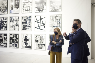 Κυριάκος Μητσοτάκης: Με τη σύζυγό του, Μαρέβα, στα εγκαίνια της έκθεσης σύγχρονης τέχνης «Πύλες»