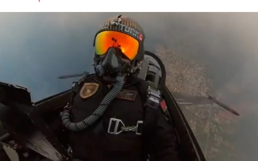 Ο προκλητικός χαιρετισμός Τούρκου πιλότου πάνω από τη σημαία του ψευδοκράτους (βίντεο)