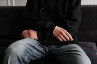 Σεξουαλική κακοποίηση παιδιών: Οι διαταραχές προκαλεί στην ενήλικη ζωή τους και το προφίλ του θύτη