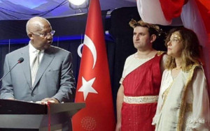 Ανακλήθηκε η πρέσβης της Τουρκίας στην Ουγκάντα γιατί φόρεσε αρχαιοελληνική χλαμύδα