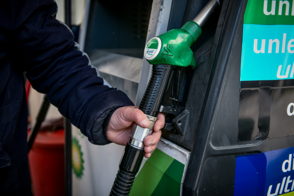 Φόβοι ότι θα φτάσει τα 3 ευρώ το λίτρο η βενζίνη, «καλπάζουν» οι τιμές στα καύσιμα (βίντεο)