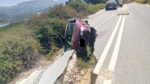 Κρήτη: Αυτοκίνητο έπεσε στο κενό - Βούλιαξε ο δρόμος (pic)