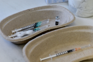 Μόσιαλος: «Από Οκτώβριο τα νέα εμβόλια για τις μεταλλάξεις Όμικρον 4 και 5»
