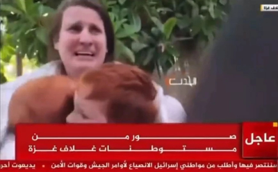 Η φρίκη σε ένα βίντεο: Μητέρα στο Ισραήλ έχοντας στην αγκαλιά τους γιους της πέφτει θύμα απαγωγής