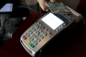 «Φρένο» στα μετρητά «γκάζι» σε κάρτες, κινητά και Smartwatch