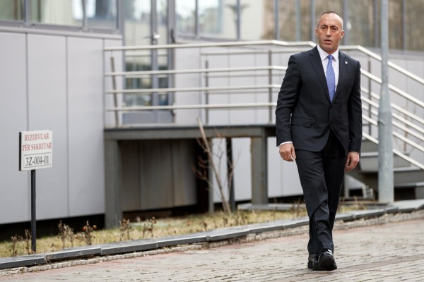 Πολίτες κρέμασαν 300 γραβάτες για τον πρωθυπουργό του Κοσόβου