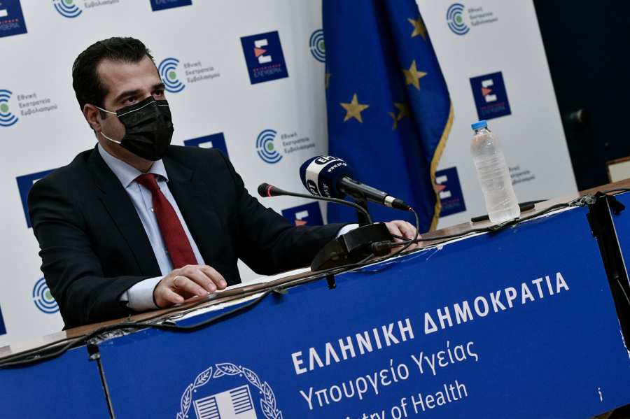 Θάνος Πλεύρης: Ποιοι ανεμβολίαστοι άνω των 60 ετών θα εξαιρεθούν από τα πρόστιμα των 100 ευρώ