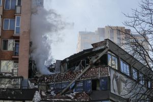 Συγκλονίζει το βίντεο Έλληνα φωτορεπόρτερ από την Ουκρανία: Έτσι είναι όταν «σφυρίζουν» οι βόμβες πάνω από το κεφάλι σου