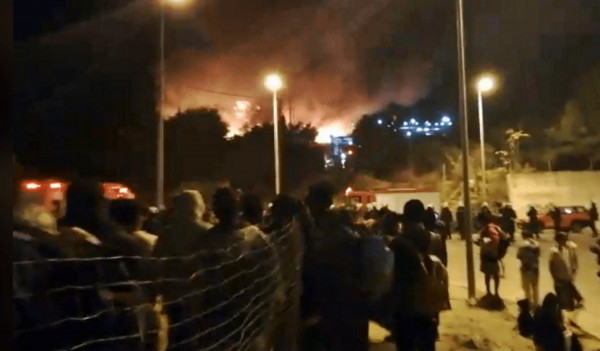 Σάμος: Η επόμενη μέρα μετά τις φωτιές και τις ταραχές στο κέντρο μεταναστών - Έκλεισαν τα σχολεία (vid)