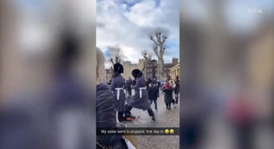 Βρετανία: Φρουρός ποδοπατάει παιδάκι που βρέθηκε στο δρόμο του (βίντεο)