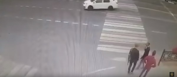 Βίντεο-ντουκουμέντο: Αυτοκίνητο χτυπάει τρεις μαθητές και τους εκτοξεύει στον αέρα