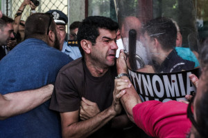 Πλειστηριασμοί: Επεισόδια ανάμεσα στο ΠΑΜΕ και σε αστυνομικούς έξω από συμβολαιογραφείο στο κέντρο της Αθήνας (pics)
