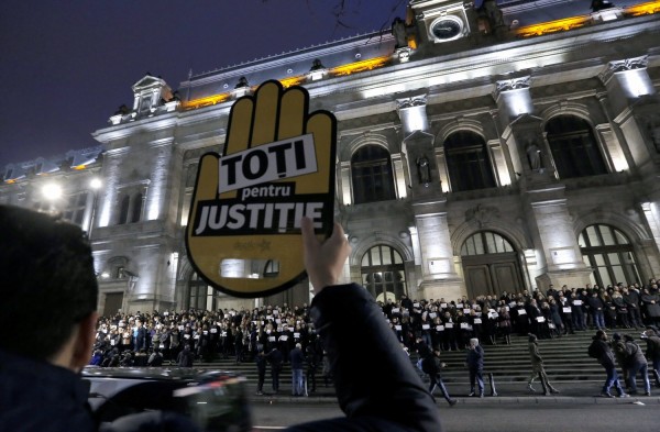 Χαλάρωση της νομοθεσίας κατά της διαφθοράς προτείνουν κυβερνητικοί βουλευτές στη Ρουμανία