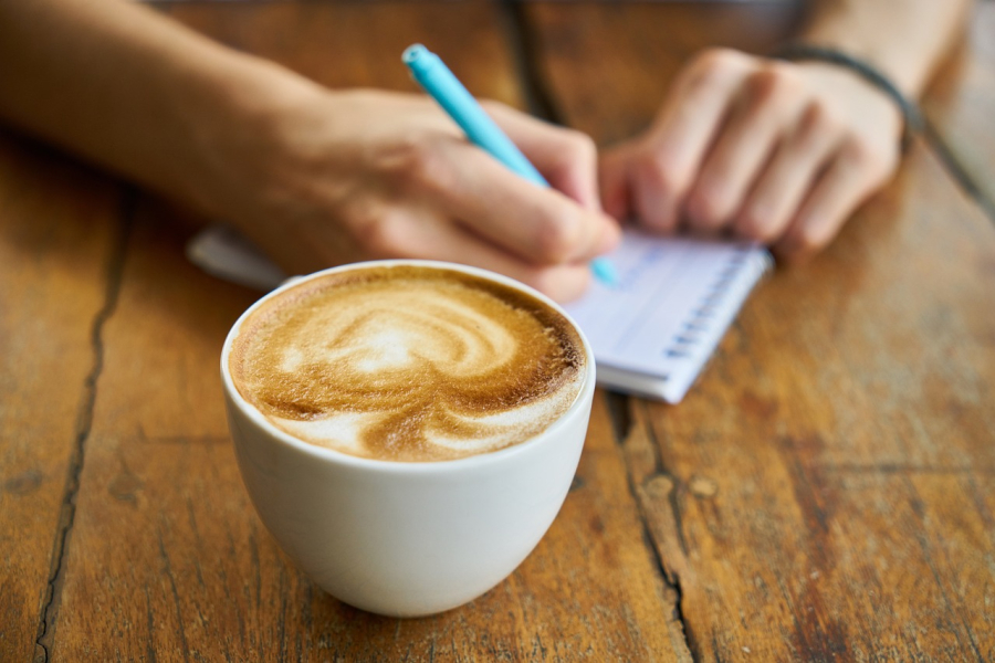 Γιατί οι ειδικοί συνιστούν λάδι καρύδας στον καφέ: Τα οφέλη για τον οργανισμό