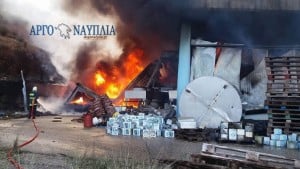 Μεγάλη φωτιά καίει εργοστάσιο στο Άργος
