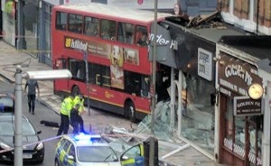Λονδίνο: Τραυματίες σε λεωφορείο που έπεσε πάνω σε κατάστημα