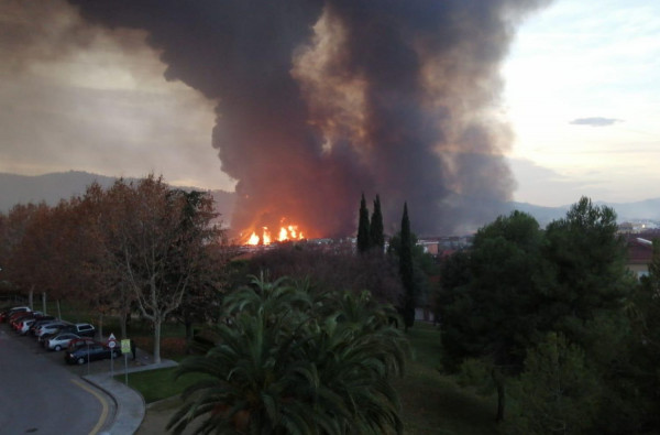 Βαρκελώνη: Μεγάλη πυρκαγιά σε χημικό εργοστάσιο, εκκένωση της περιοχής