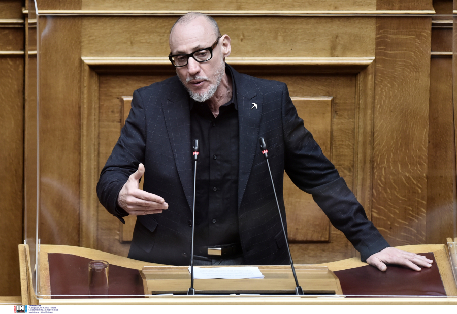 Επικό σκηνικό στη Βουλή: Ο Κλέων Γρηγοριάδης γδύθηκε σε live μετάδοση
