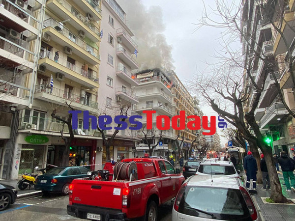 Μεγάλη φωτιά σε διαμέρισμα στην Θεσσαλονίκη (vid)