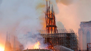 Ξεσπούν σε λυγμούς για την Παναγία των Παρισίων οι Γάλλοι: «Το Παρίσι παραμορφώθηκε» - «Η ιστορία μας γίνεται στάχτη»