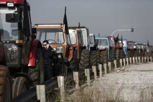 Μπλόκα αγροτών: Έκλεισε και πάλι η εθνική οδός Κορίνθου - Πατρών